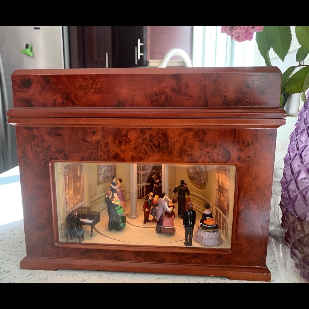 Mr.Christmas music box